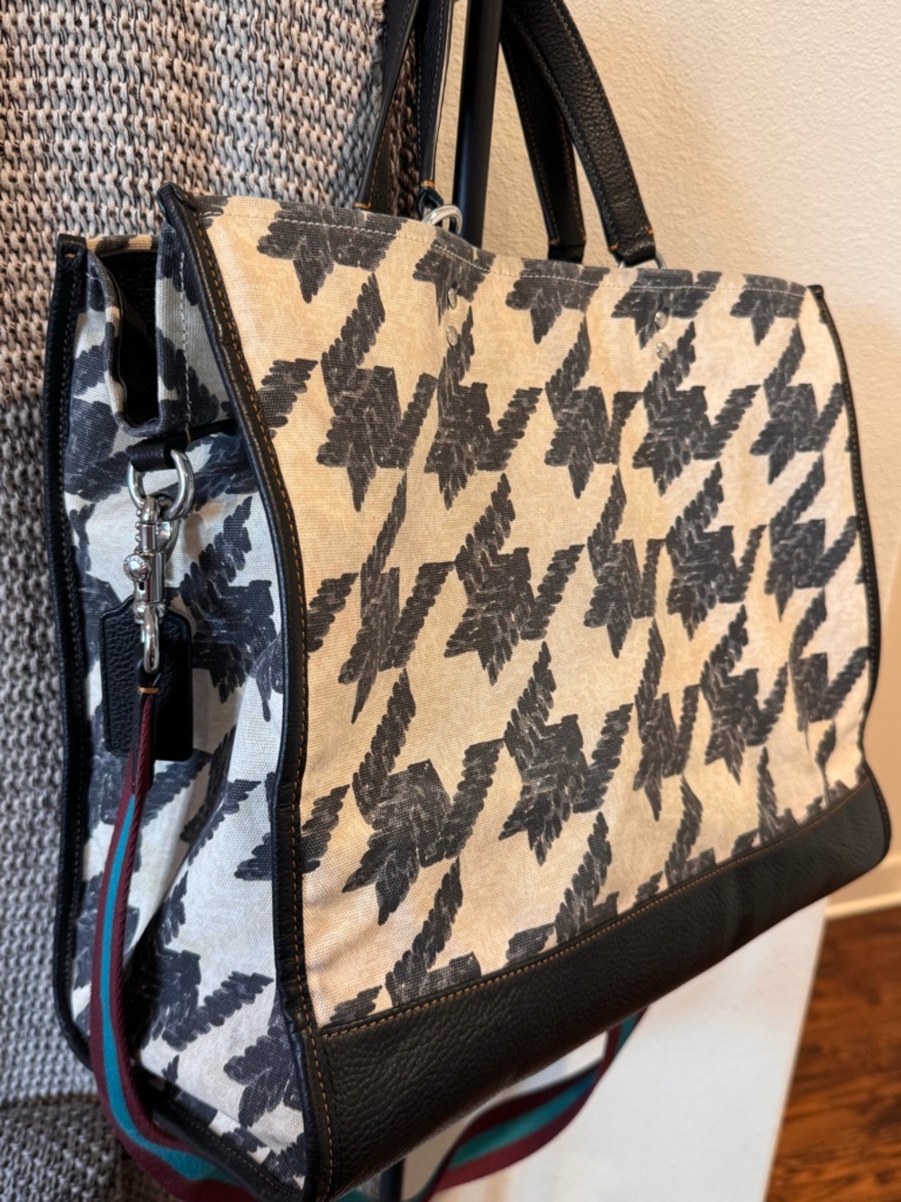 Coach CJ624 Dempsey Tote 40 With Houndstooth Print And Patch in Cream/Black - Picture 13 of 16